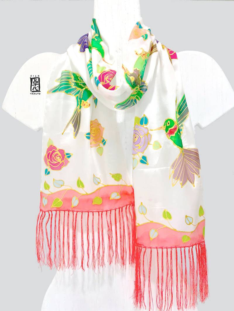 Seidenfransen Schal, Handbemalter Seidenschal Mit Kolibri Und Gartenrosen, Unikates Geschenk, Korall Rosa Schal Fransen von SilkScarvesTakuyo