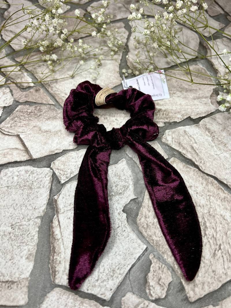Lila Panne Samt Fliege Scrunchie | Handgefertigte Haargummis Super Weicher Samtstoff Abnehmbare Schleife Extra Starker Halt|Spezial Haargummi von SilkScrunchiesDesign
