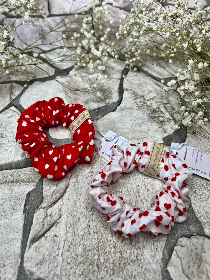 Midi Baumwoll Scrunchie | Herz Print Liebe Valentinstag Geschenk Passender Haargummi Mutter Tochter Starker Halt von SilkScrunchiesDesign