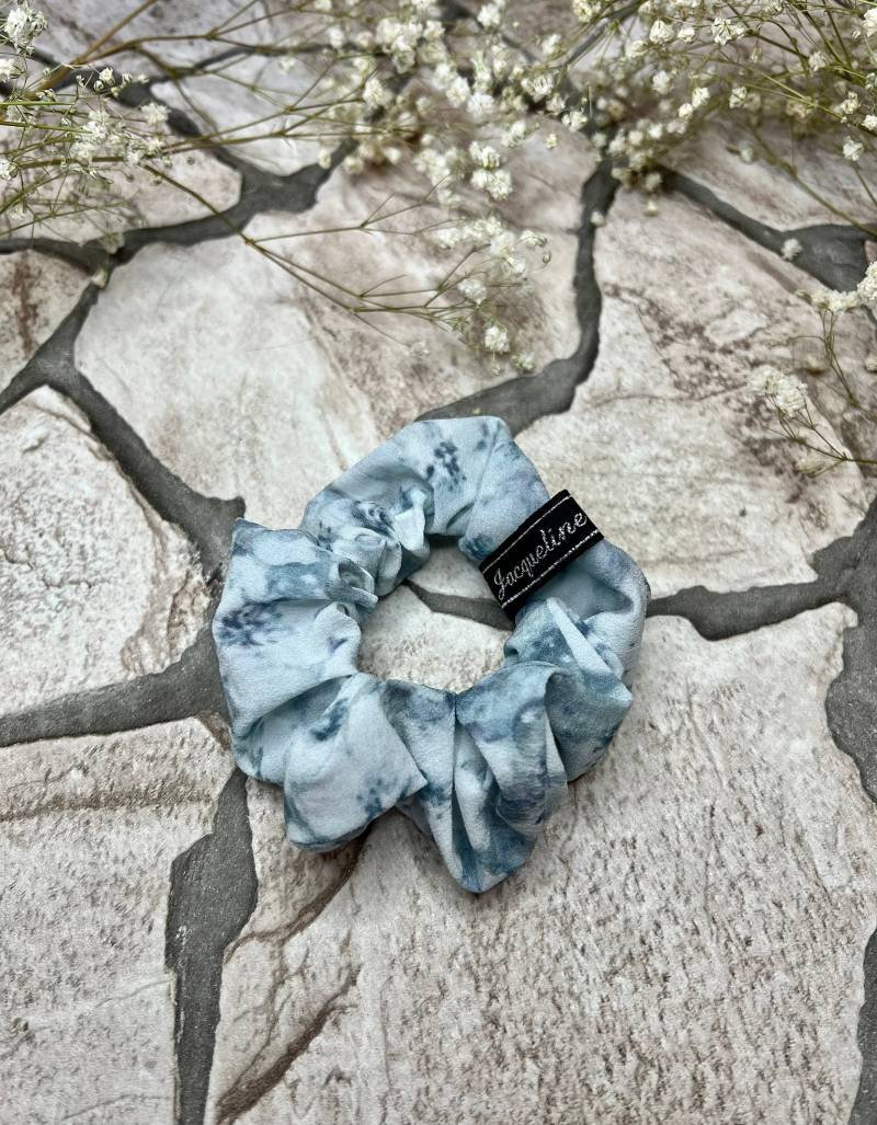Midi Blumen Scrunchie Weiß Und Blau | Crepe Starker Halt Haargummi Weicher Stoff von SilkScrunchiesDesign