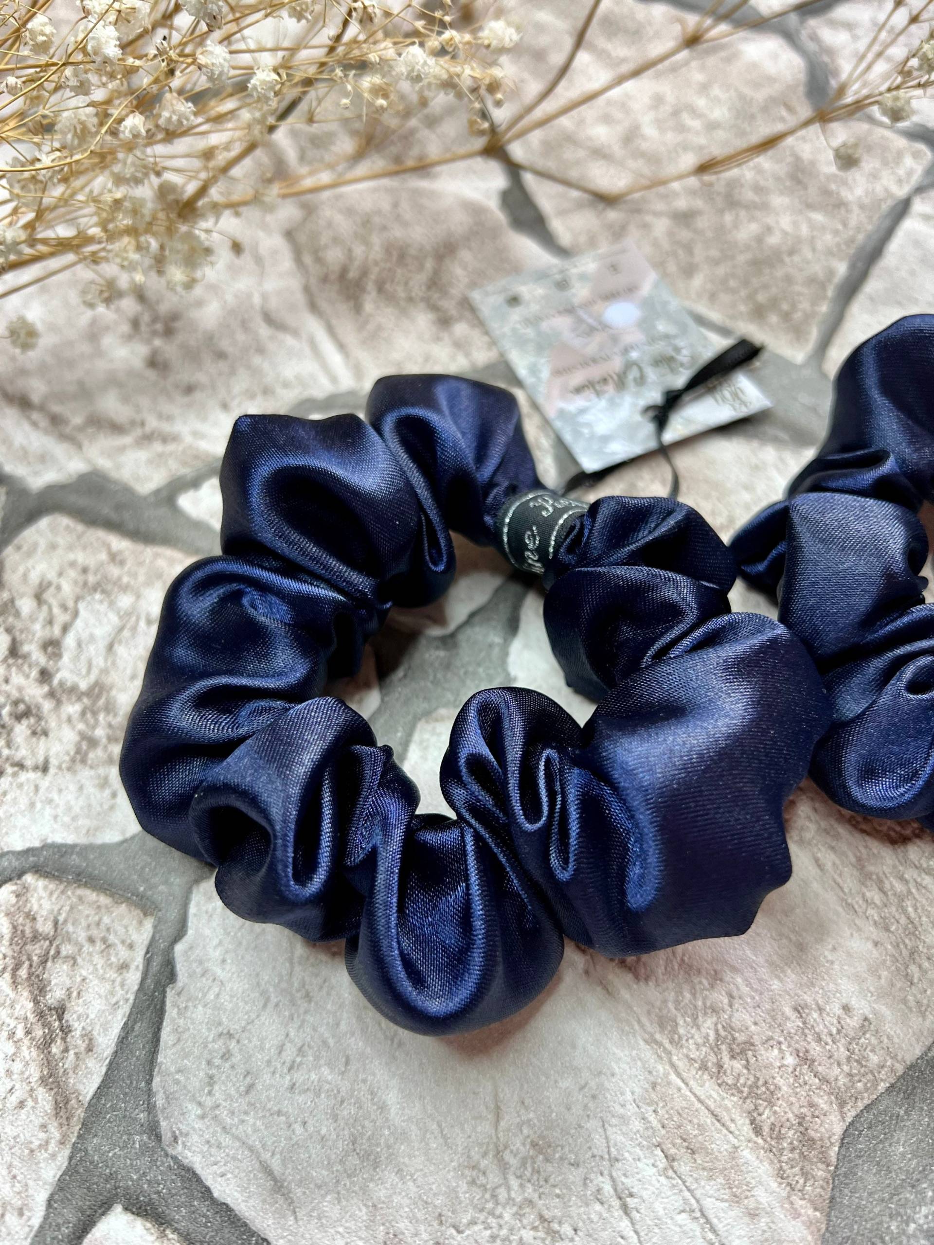 Midi Satin Scrunchie Dunkelblau | Herbst Veganes Haargummi Anti Frizz Und Kein Haarbruch Starker Halt Midi Satin Scrunchie Dunkelblau | Herbst Veganes Haargummi Anti Frizz Und Kein Haarbruch Starker Halt von SilkScrunchiesDesign