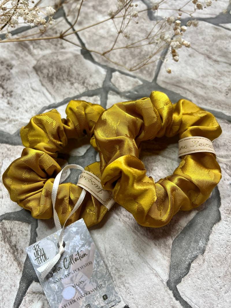 Midi Satin Scrunchie Senf | Herbst Veganes Haargummi Anti Frizz Und Kein Haarbruch Starker Halt von SilkScrunchiesDesign