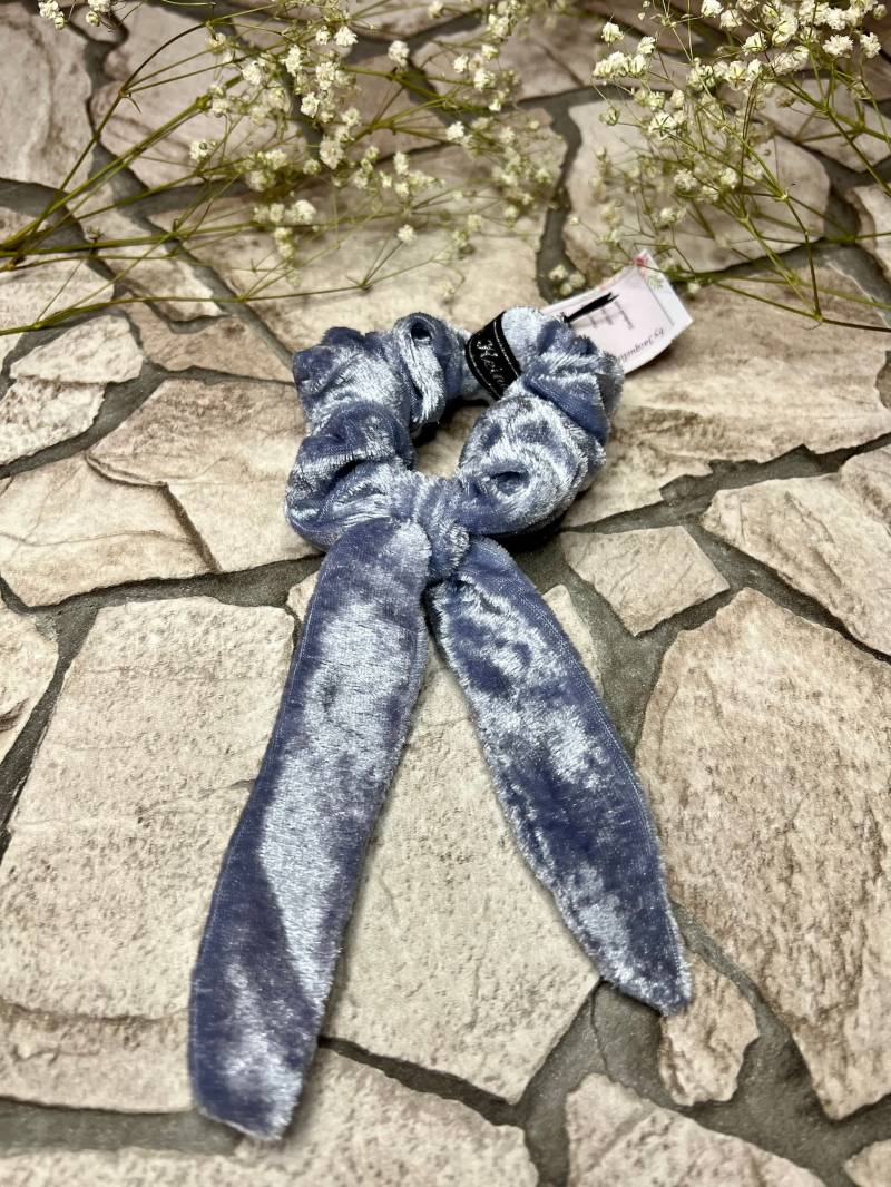 Samt Fliege Scrunchies | Hellblau Abnehmbare Schleife 2 in 1 Scrunchie Super Flauschiger Und Weicher Schonend Zum Haar Starker Halt von SilkScrunchiesDesign