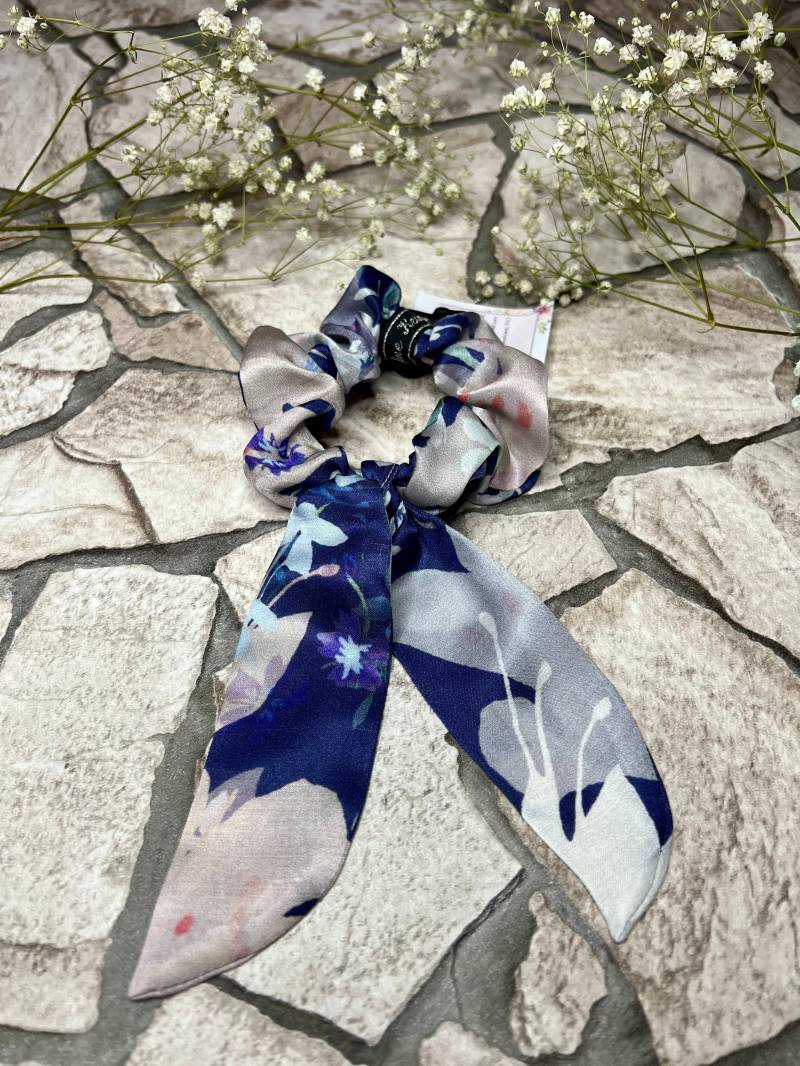 Seide Blumen Fliege Scrunchie | 100% Haargummi Mit Abnehmbarer Schleife Print Sommer Anti-Haarbruch von SilkScrunchiesDesign