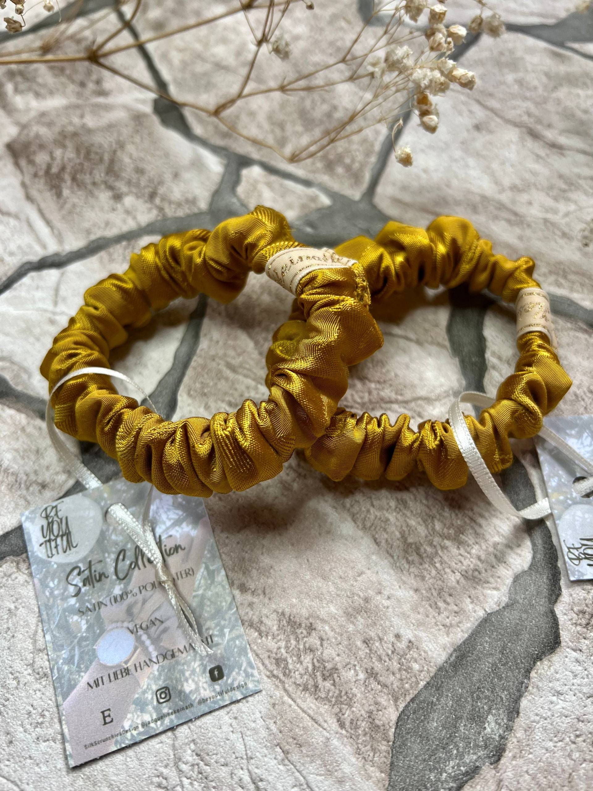 Skinny Satin Scrunchie Senf | Veganes Herbst Haargummi Anti Frizz & Haarbruch Senfgelb Mit Print Skinny Satin Scrunchie Senf | Veganes Herbst Haargummi Anti Frizz & Haarbruch Senfgelb Mit Print von SilkScrunchiesDesign