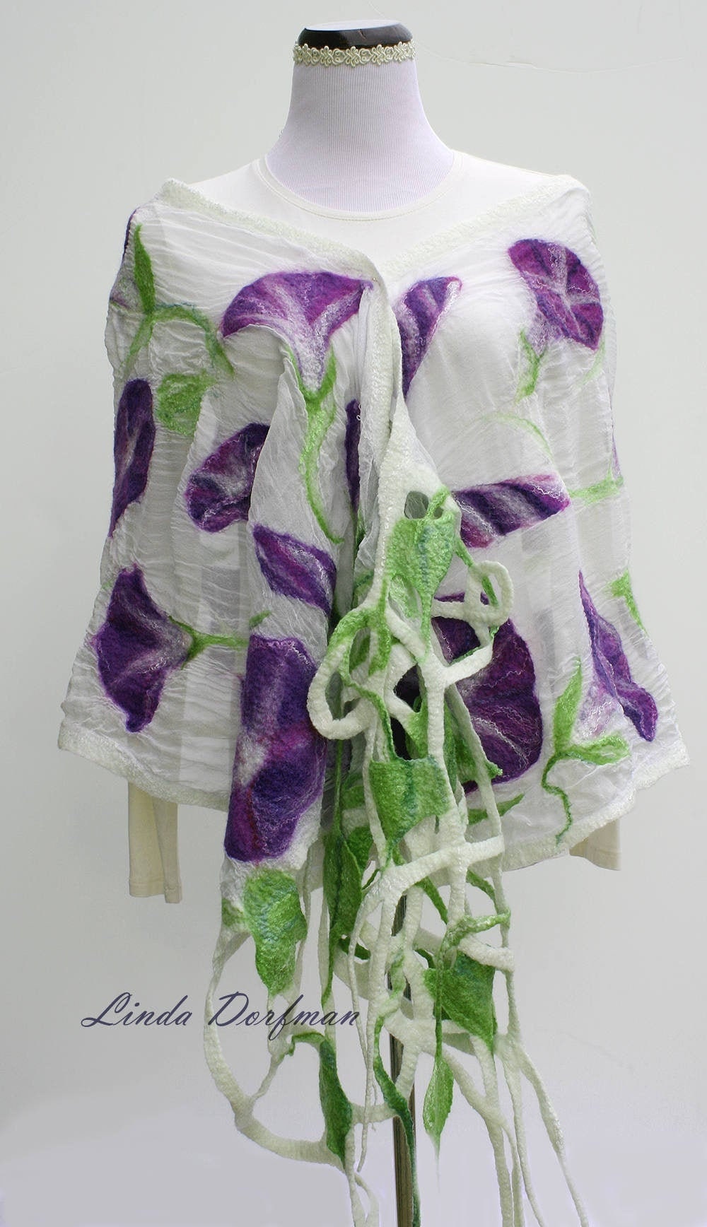 Lila Morning Glories Nuno Gefilzte Seidenschal, Filz Merino Wolle Blumen Auf Chiffon Seidenschal Mit Gitter Von Linda Dorfman Lila Morning Glories Nuno Gefilzte Seidenschal, Filz Merino Wolle Blumen Auf Chiffon Seidenschal Mit Gitter Von Linda Dorfman von SilkWoolenWear