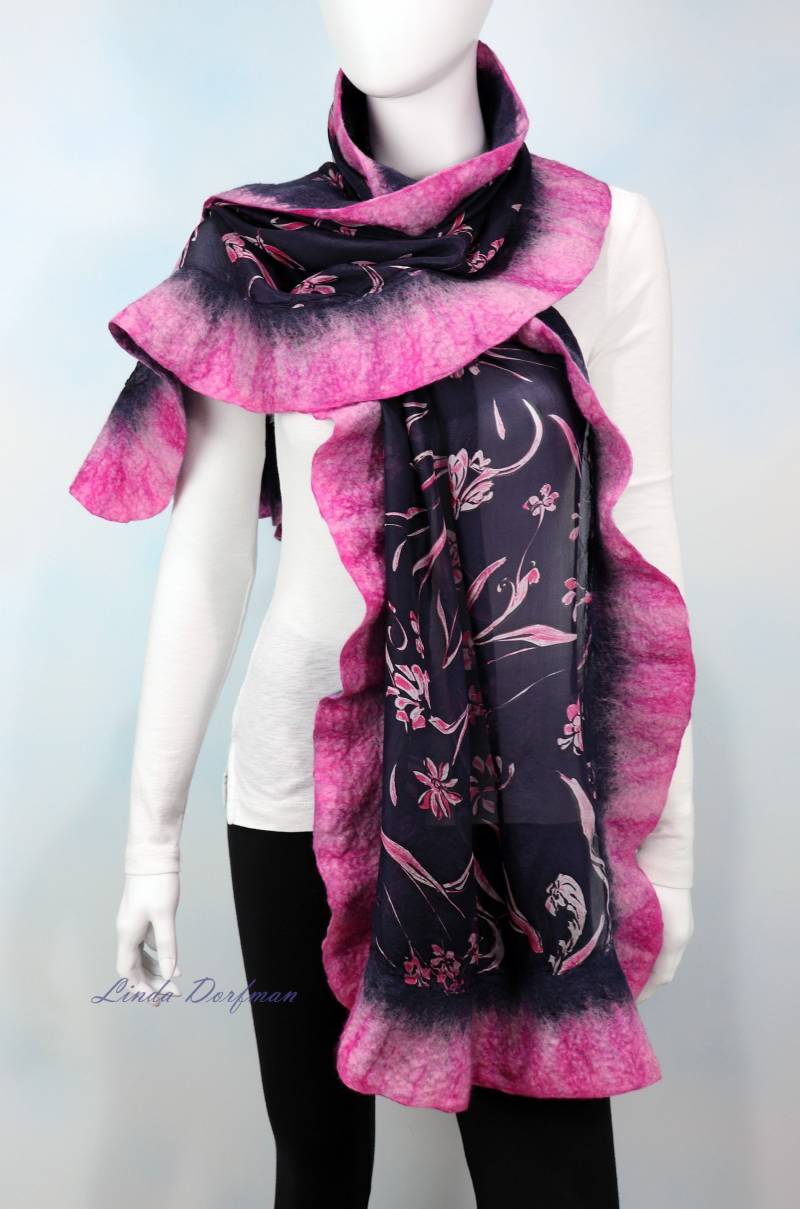 Nuno Gefilzte Wolle Und Seide Schal, Nuno Schal Wrap, Nuno Filz Schals, Mit Rüschenrand, Chic Rosa Blume Seidenschal von SilkWoolenWear
