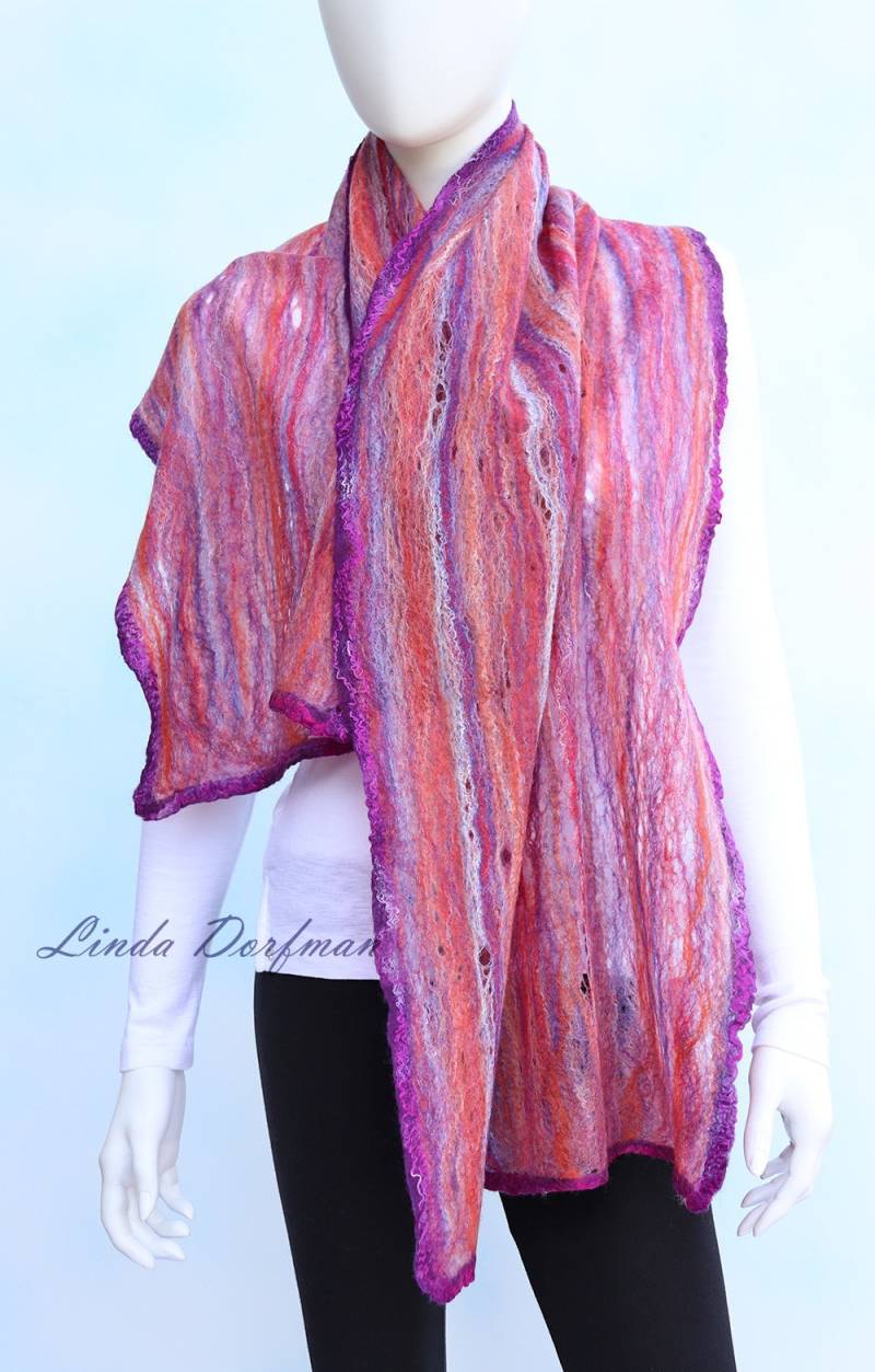 Pink Koralle Nass Gefilzt Merino Wolle Und Seide Leichter Schal Im Cobweb Stil, Artisan Entworfen Geschenk Für Sie Von Linda Dorfman Pink Koralle Nass Gefilzt Merino Wolle Und Seide Leichter Schal Im Cobweb Stil, Artisan Entworfen Geschenk Für Sie Von Linda Dorfman von SilkWoolenWear