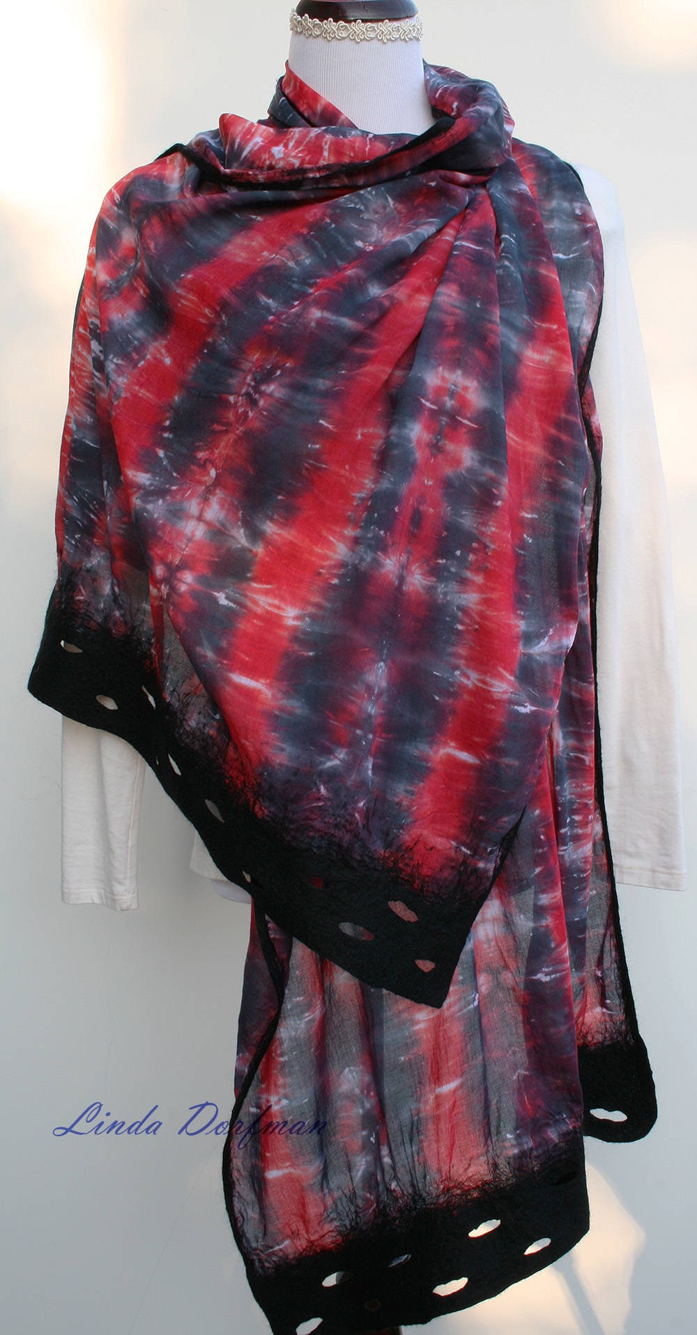 Shibori Nuno Gefilzter Schal, Baumwoll Schal, Shibori Gefärbt Wrap, Tie Dyed Baumwollschal, Nuno Filzschal, Handgefärbter Gefärbter Filz Shibori Nuno Gefilzter Schal, Baumwoll Schal, Shibori Gefärbt Wrap, Tie Dyed Baumwollschal, Nuno Filzschal, Handgefärbter Gefärbter Filz von SilkWoolenWear