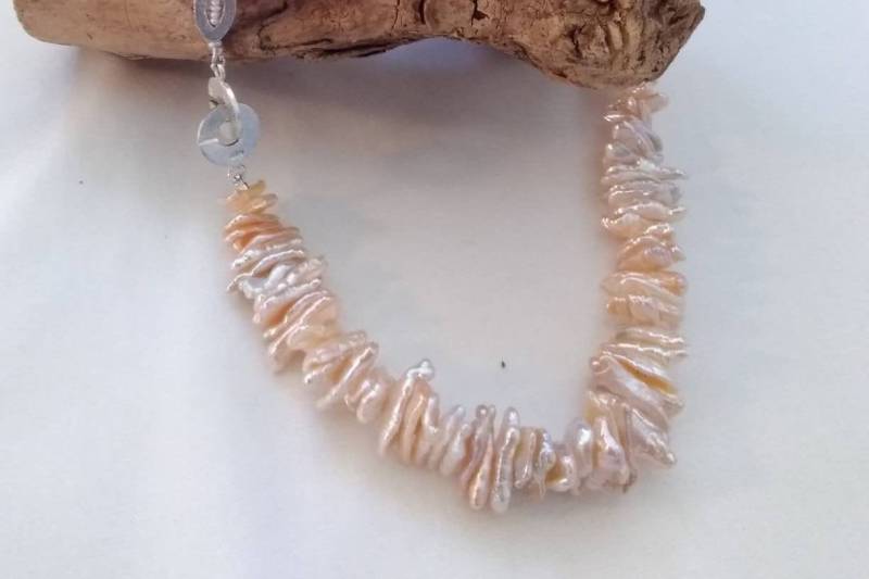 Zuchtperlen Mit Schmuckverschluss Und Einem Silberelement. Die Natürliche Zuchtperle Hat Eine Wunderschöne Farbe von SilkeJungSchmuck