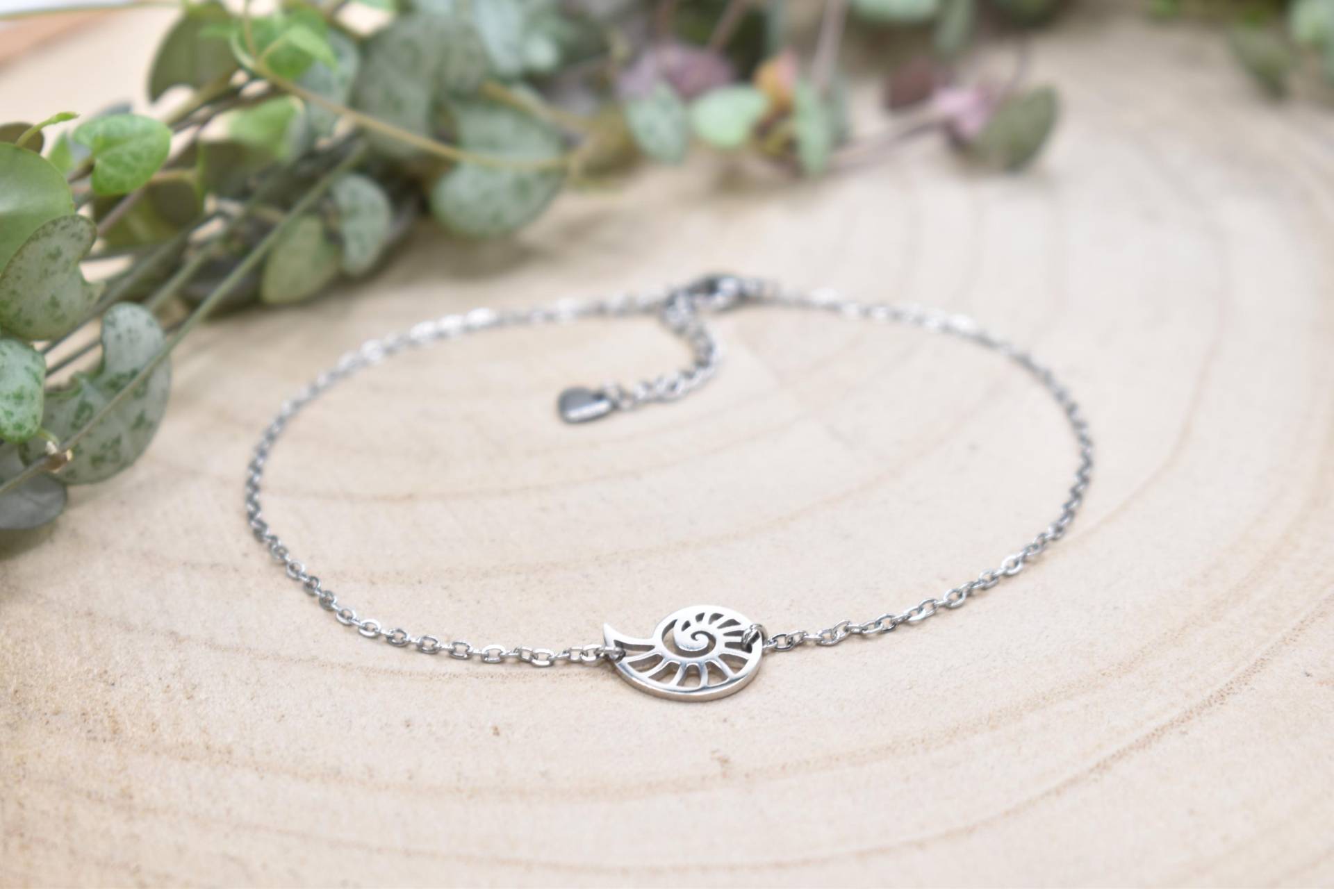 Zartes Fußkettchen Mit Nautilus Charm Aus Edelstahl Zartes Fußkettchen Mit Nautilus Charm Aus Edelstahl von SilkeNitsche