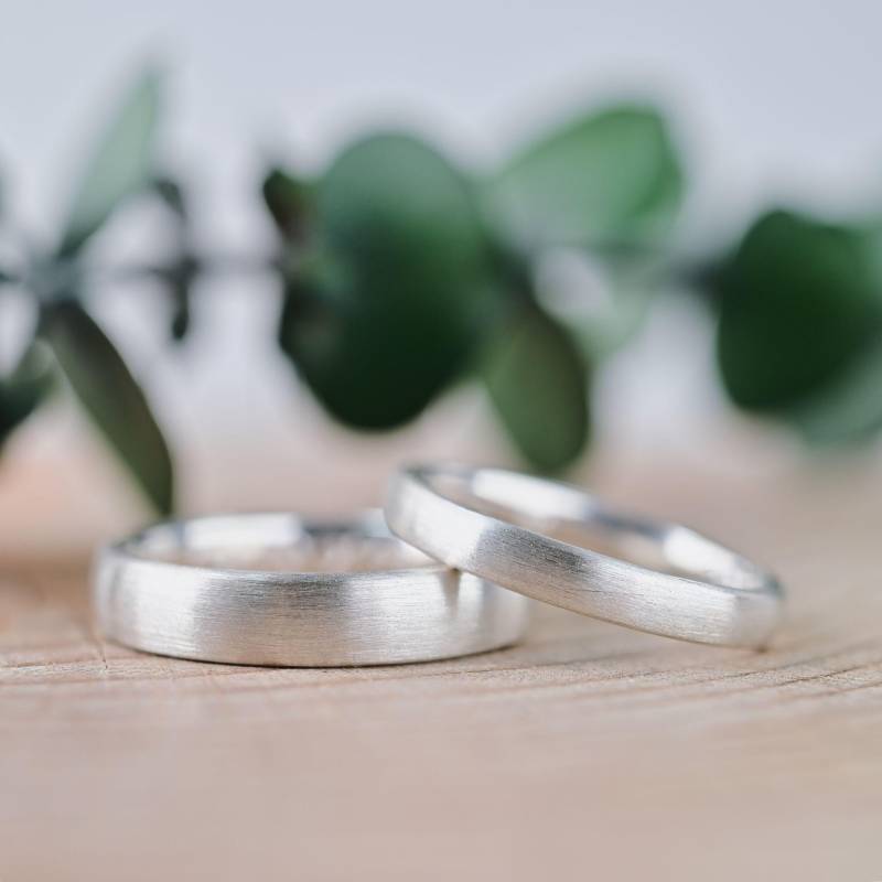 Verschieden Breite Mattierte Partnerringe, 3 Und 4, 5mm, Inklusive Gravur von SilkeSeip