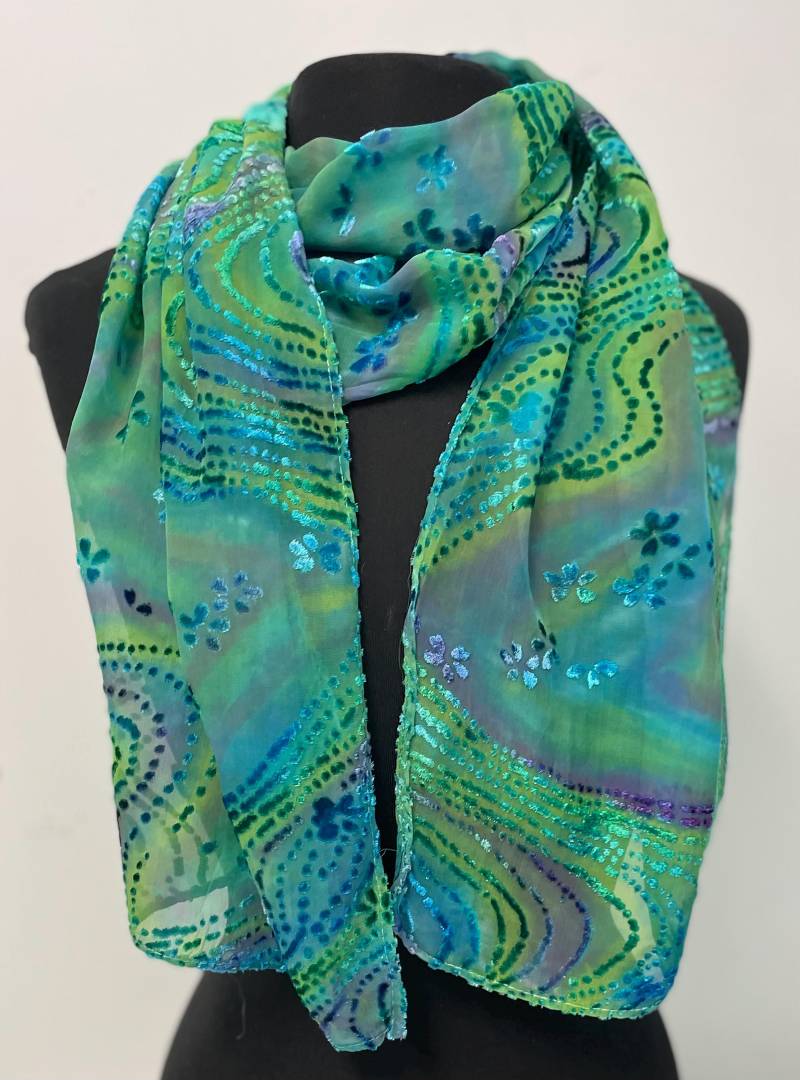 Handbemalter Grün-Blauer Ausbrenner-Samtschal, 32 X 152 cm von SilkenDreamsDesigns