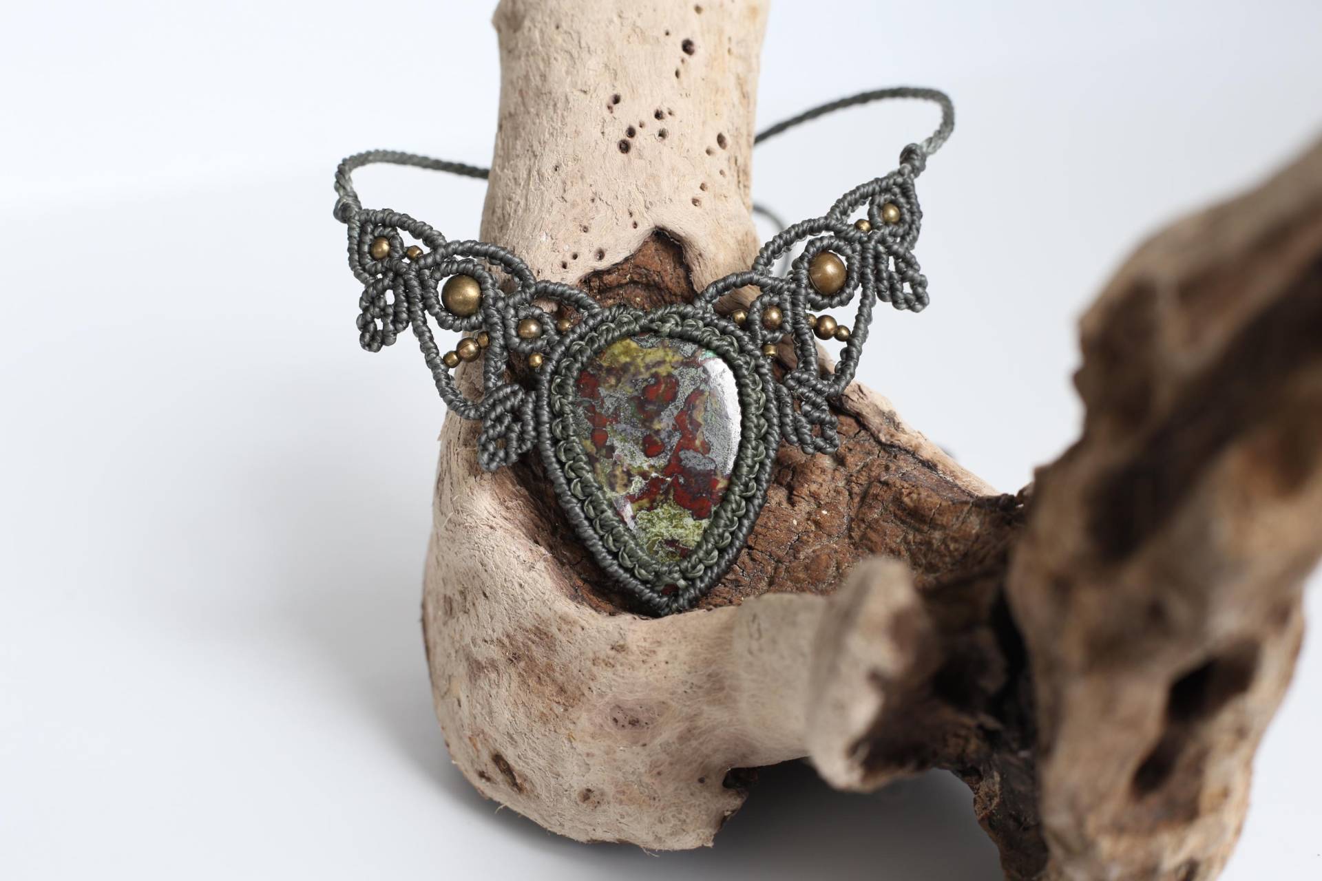 Drachenblut Jaspis| Makramee Kette | Handgemachte Edelstein Halskette Schmuck Geburtsstein Naturstein Collier Heilung Geschenk Drachenblut Jaspis| Makramee Kette | Handgemachte Edelstein Halskette Schmuck Geburtsstein Naturstein Collier Heilung Geschenk von SilkesMacrame