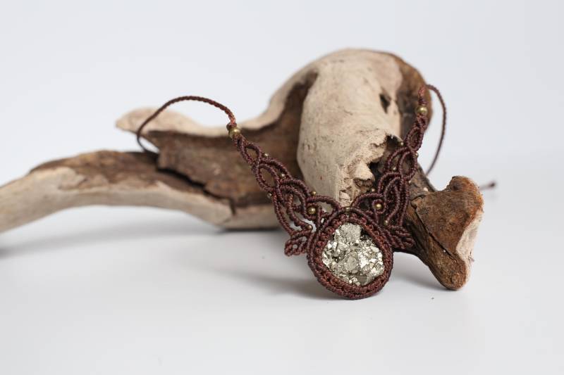 Pyrit | Makramee Kette Handgemachte Edelstein Halskette Boho Schmuck Geburtsstein Naturstein Collier Heilung Geschenk Pyrit | Makramee Kette Handgemachte Edelstein Halskette Boho Schmuck Geburtsstein Naturstein Collier Heilung Geschenk von SilkesMacrame