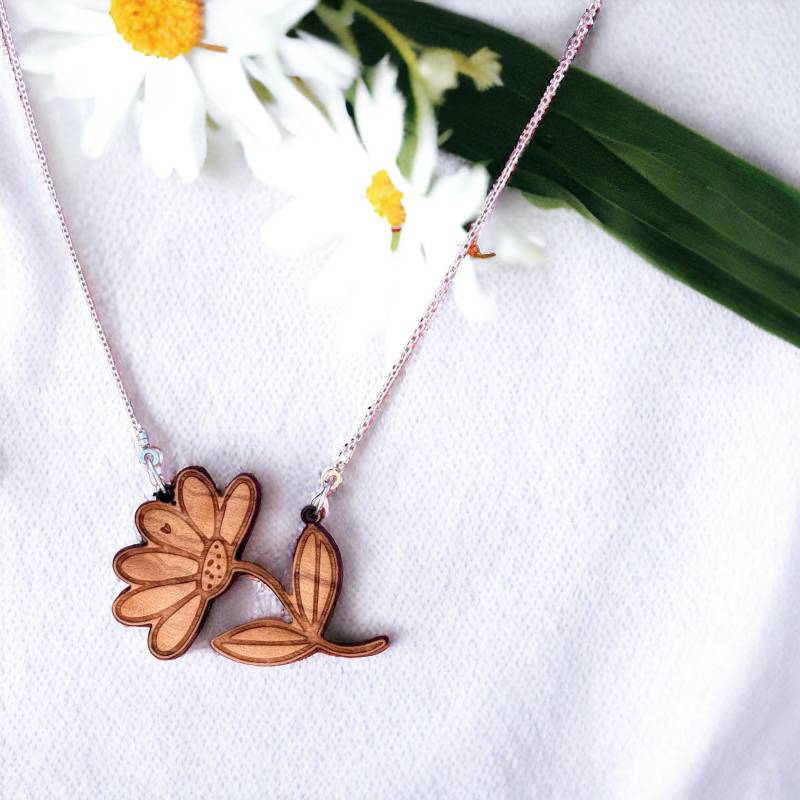 Einzigartige Statementkette Silberkette Anhänger Blume Aus Olivenholz Einzigartige Statementkette Silberkette Anhänger Blume Aus Olivenholz von SilkesVonSilke