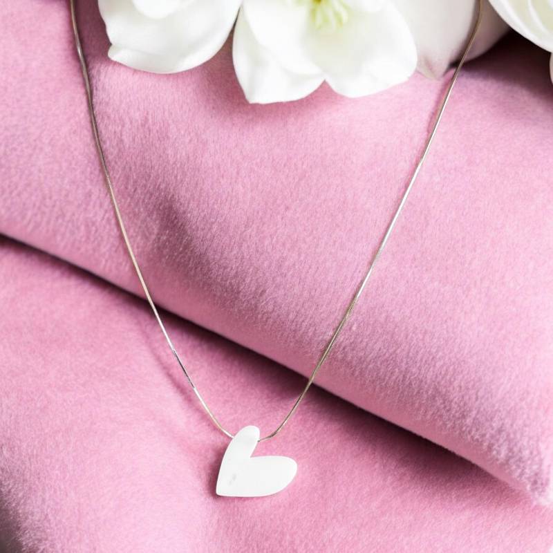 Herzanhänger in Weiss Aus Acryl Mit Silberkette von SilkesVonSilke