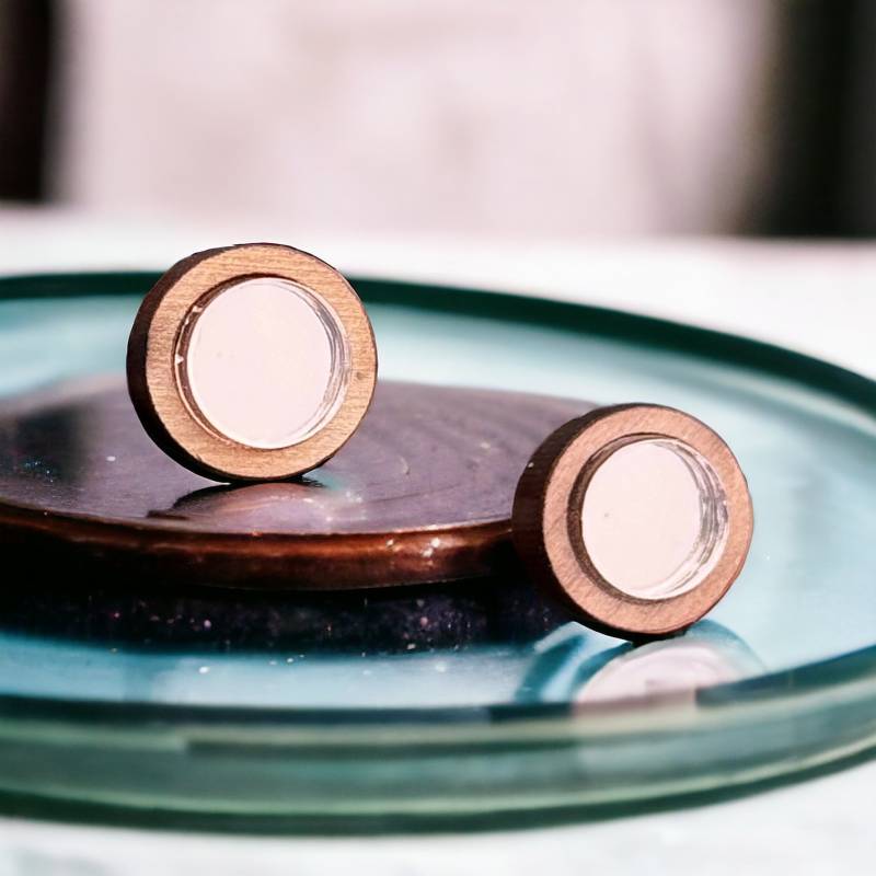 Ohrstecker Aus Birnenholz Und Goldenem Spiegelacryl Handgefertigte Schmuckstücke Mit Stil von SilkesVonSilke