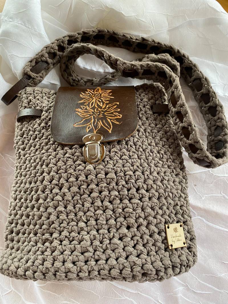 Häkeltasche Mit Lederklappe Und Handgeschnitztem Edelweiß von SilkinesTaschenwelt