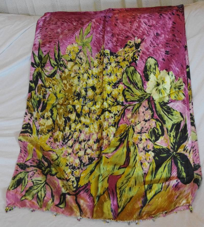 Abstrakte Blumen in Grün Auf Rose Hintergrund Seide Satin Schal von SilknSparkles