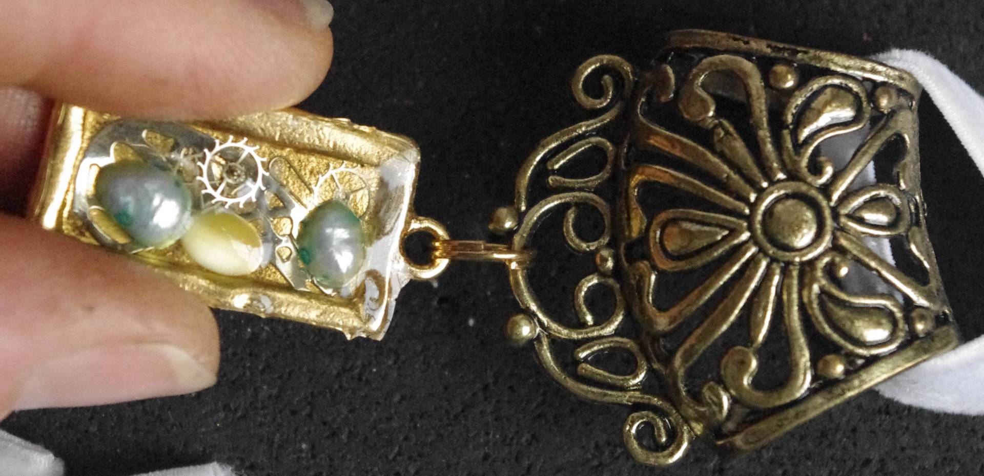 Antike Bronze Und Gold Schal Anhänger von SilknSparkles