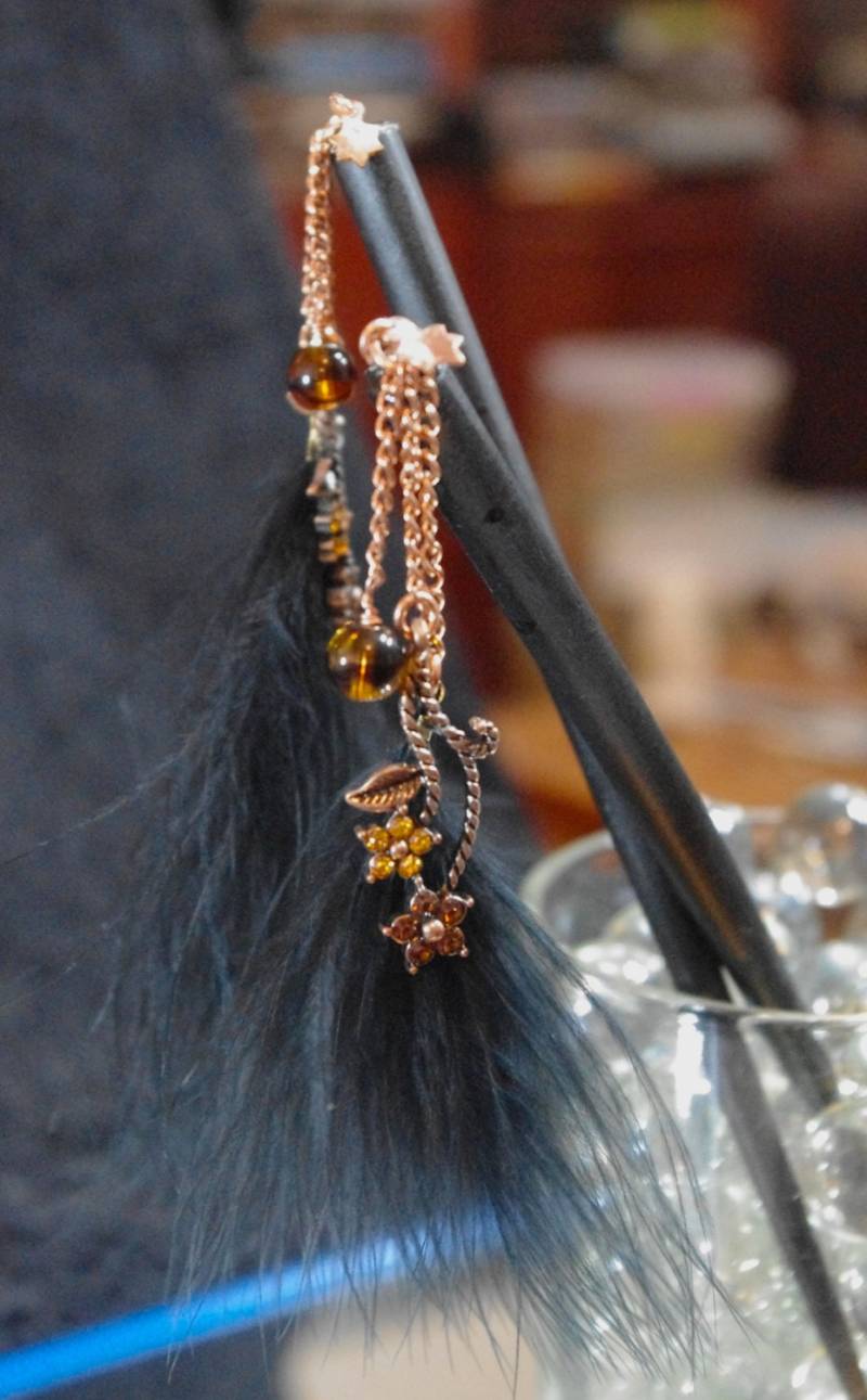 Bronze Swarovski Blumen Und Schwarze Feder Haarstick von SilknSparkles