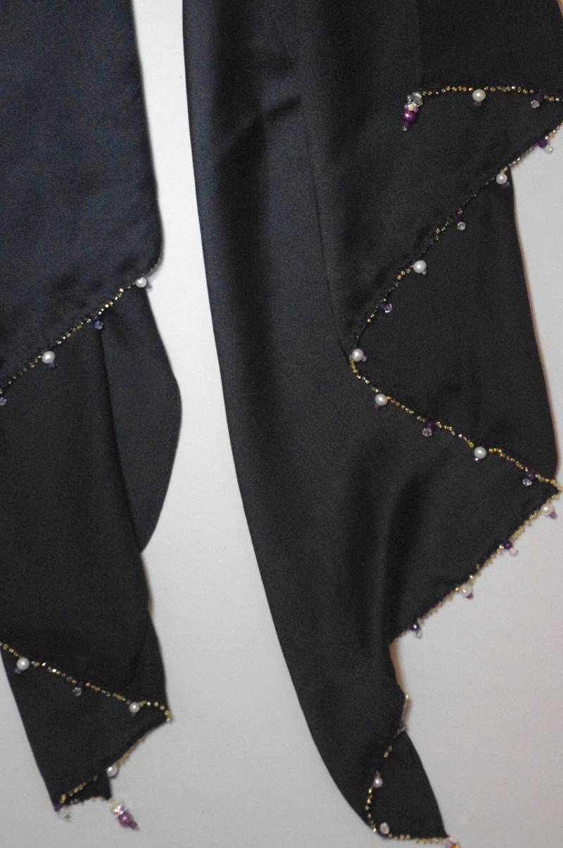 Eleganter Schwarzer 100% Seidenschal Mit Amethyst | Oder Tansanit Und Perlen Gefädelt von SilknSparkles