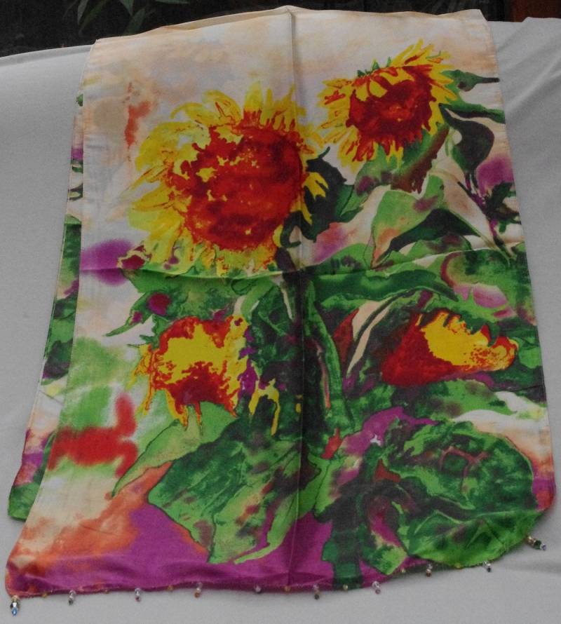 Gelbe Und Rote Blumen Auf Subtilen Creme Hintergrund Satin Seide Schal von SilknSparkles