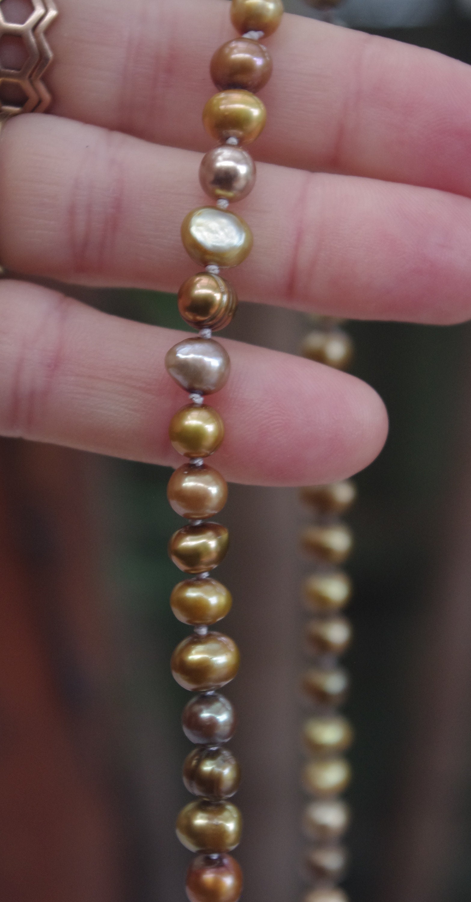 Handgeknüpfte Goldene Süßwasserperlenkette Handgeknüpfte Goldene Süßwasserperlenkette von SilknSparkles
