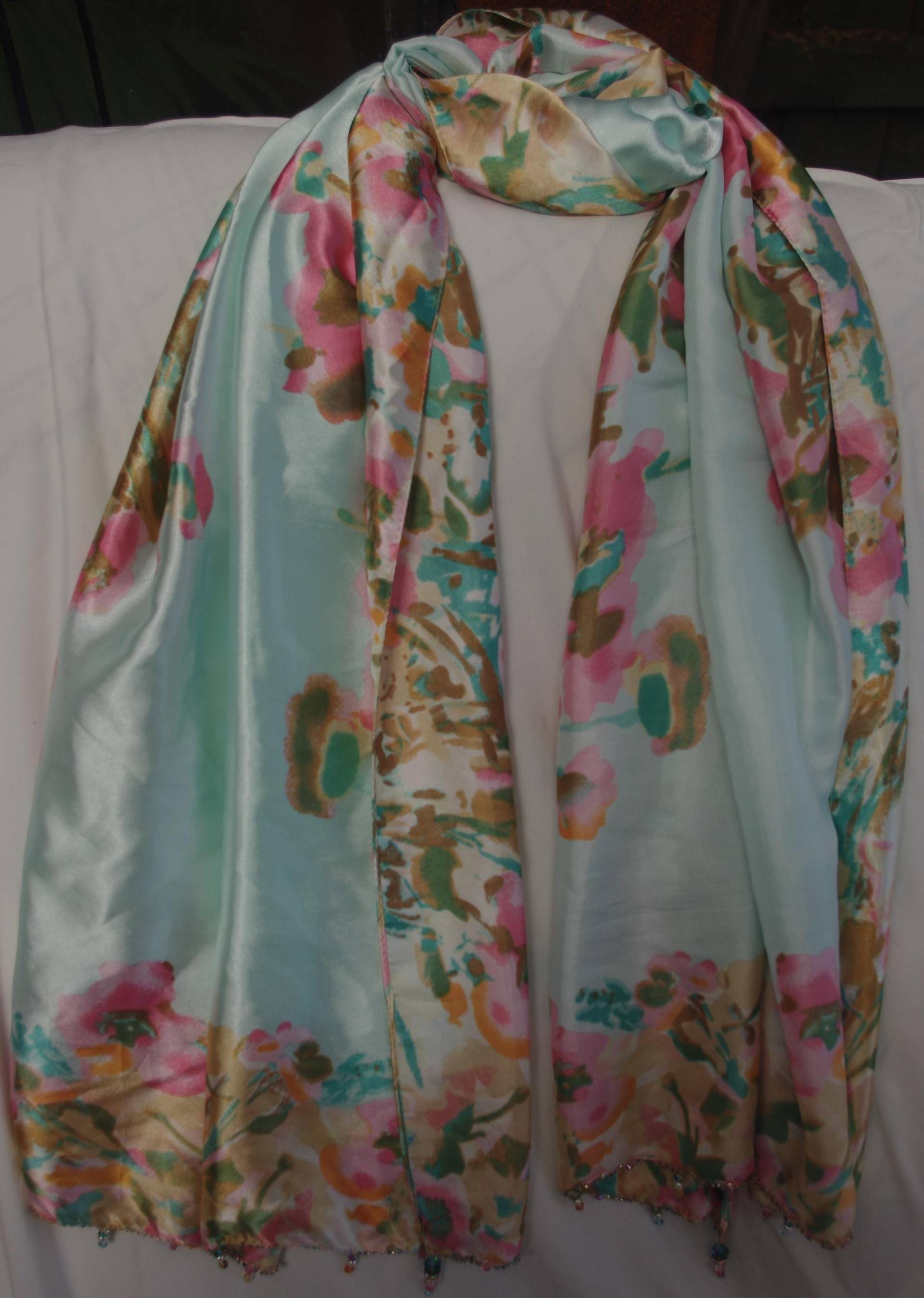 Hellblauer Schal Aus Seidensatin Mit Goldenem Und Rosa Blumenrand von SilknSparkles