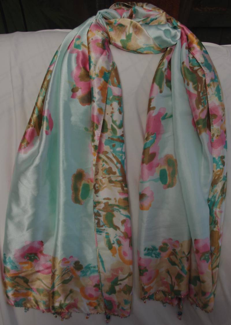 Hellblauer Schal Aus Seidensatin Mit Goldenem Und Rosa Blumenrand von SilknSparkles