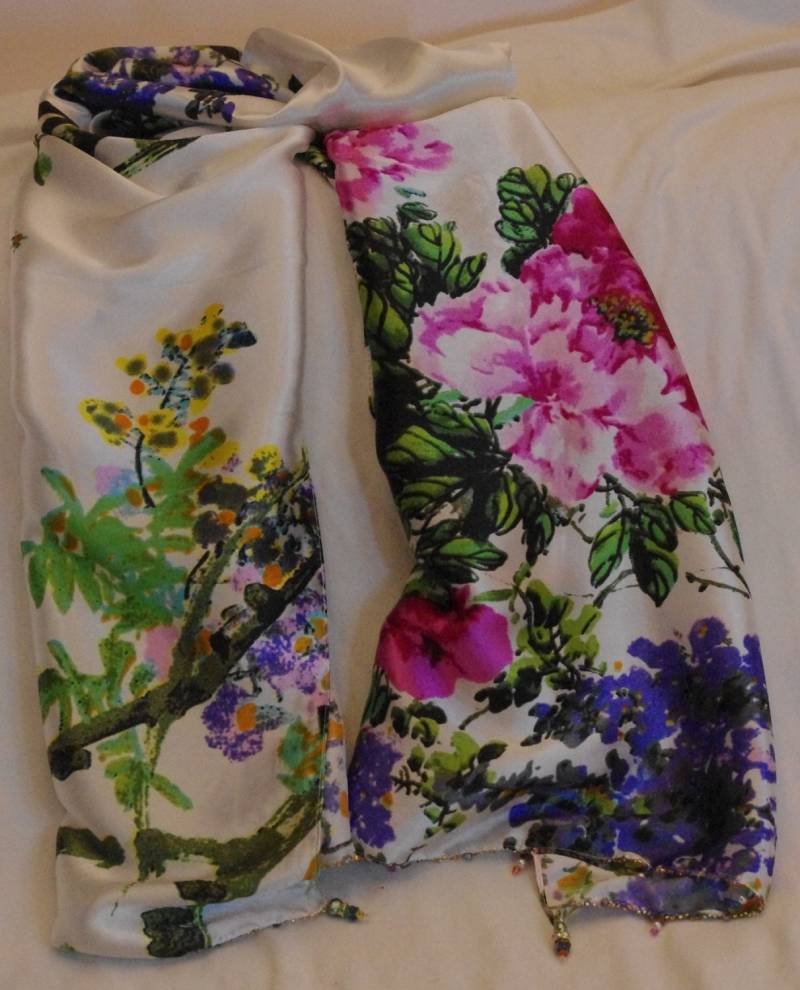 Hübsche, Stilisierte Blumenszene Auf Weiß Mit Farben Seide Satin Schal von SilknSparkles