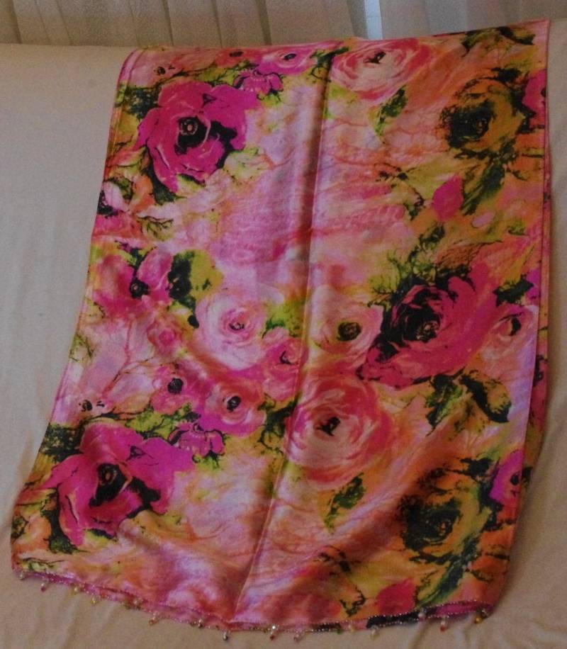 Hübsche Rosa Kamelien Satin Seide Schal von SilknSparkles