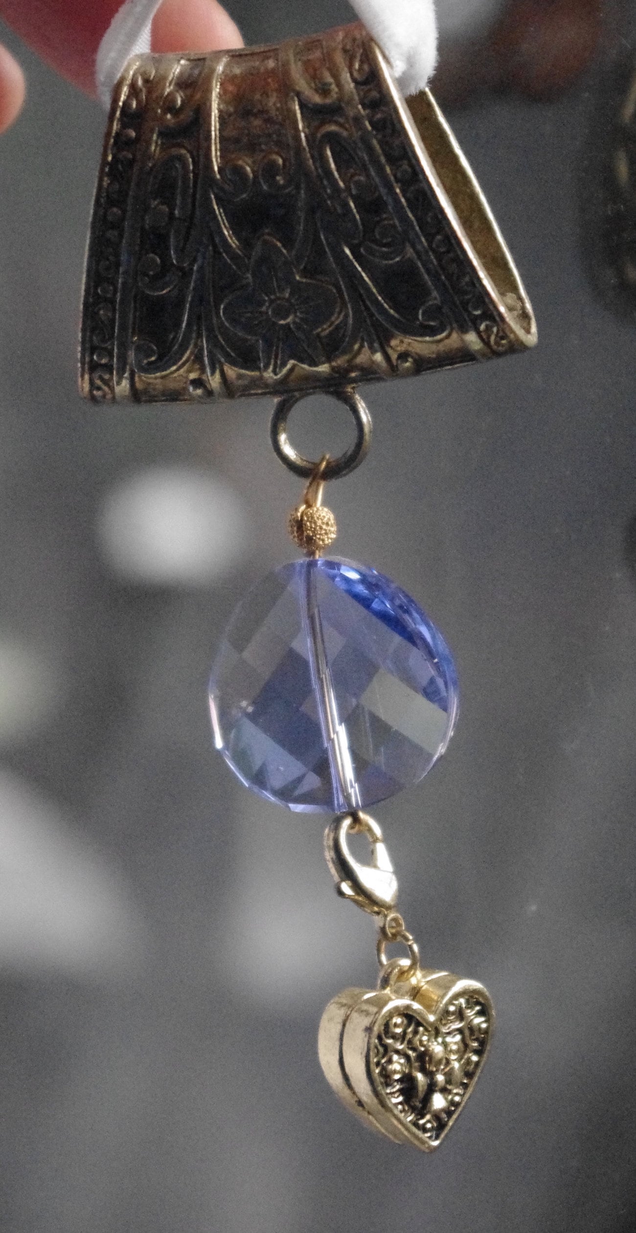 Hübsches Goldenes Herz-Medaillon Und Große Verdrehte Swarovski-Scheibe An Bronze-Schalring von SilknSparkles