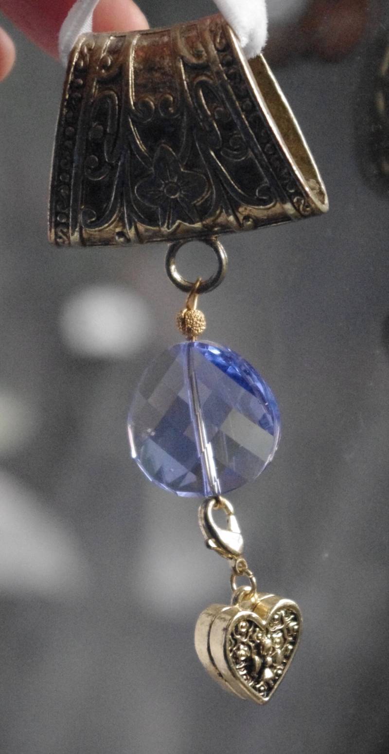 Hübsches Goldenes Herz-Medaillon Und Große Verdrehte Swarovski-Scheibe An Bronze-Schalring von SilknSparkles