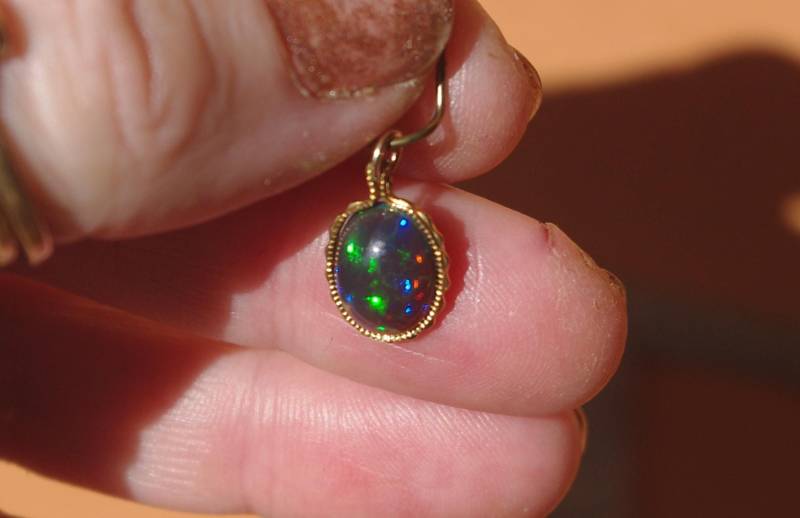 Massiver Welo Opal Anhänger in 14Kt Gold Fill Fassung von SilknSparkles