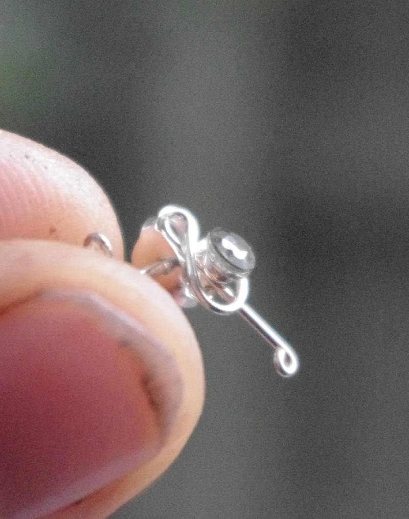 Natürliche Blasse Grüne Saphire in Sterling Silber Violinschlüssel Einstellung von SilknSparkles