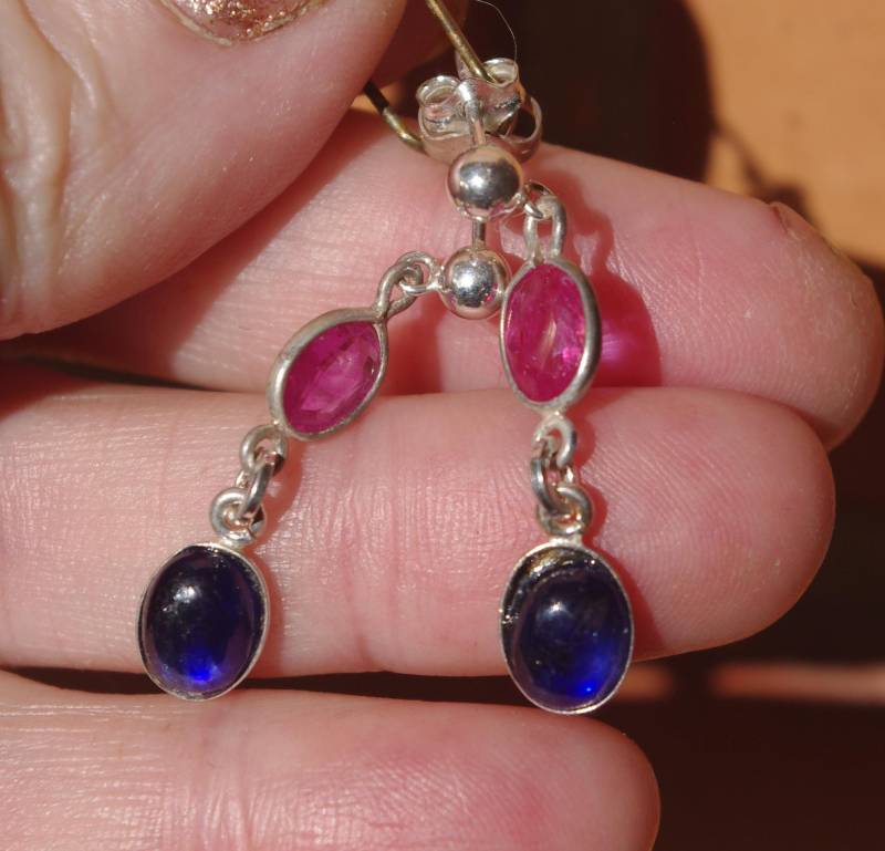 Natürliche Blaue Saphir Und Granat Tropfen An Sterling Silber Ohrsteckern von SilknSparkles