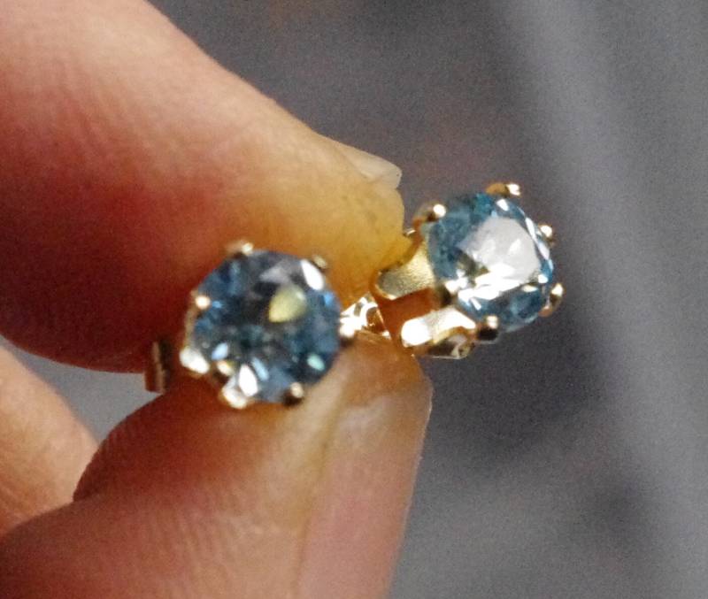 Natürliche Blaue Topas in Einfachen, Eleganten 14Kt Gold-Fill Ohrstecker von SilknSparkles