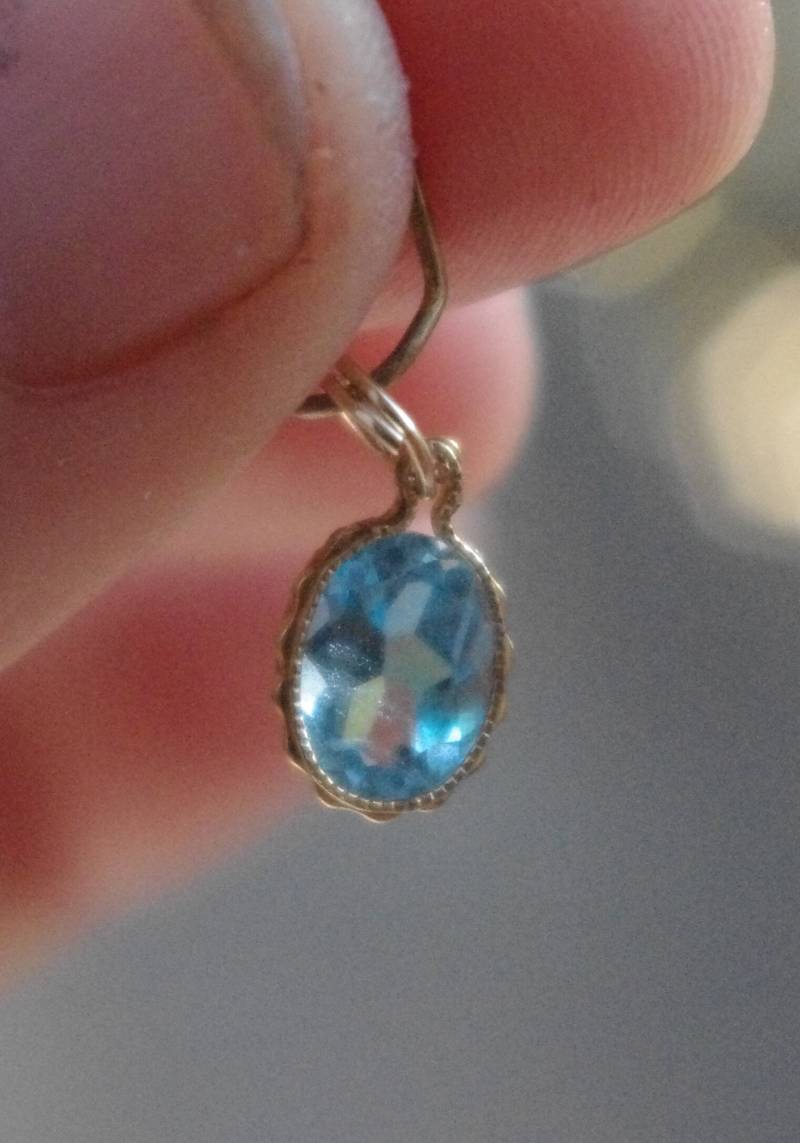 Natürliche Facettierte Schweizer Blau Topas in 14Kt Gold Füllung Wraptit-Einstellung von SilknSparkles