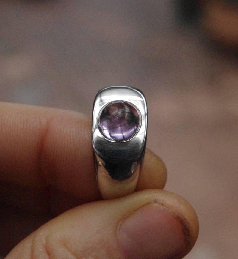 Natürliche Licht Amethyst Edelstein in Sterling Silberring von SilknSparkles