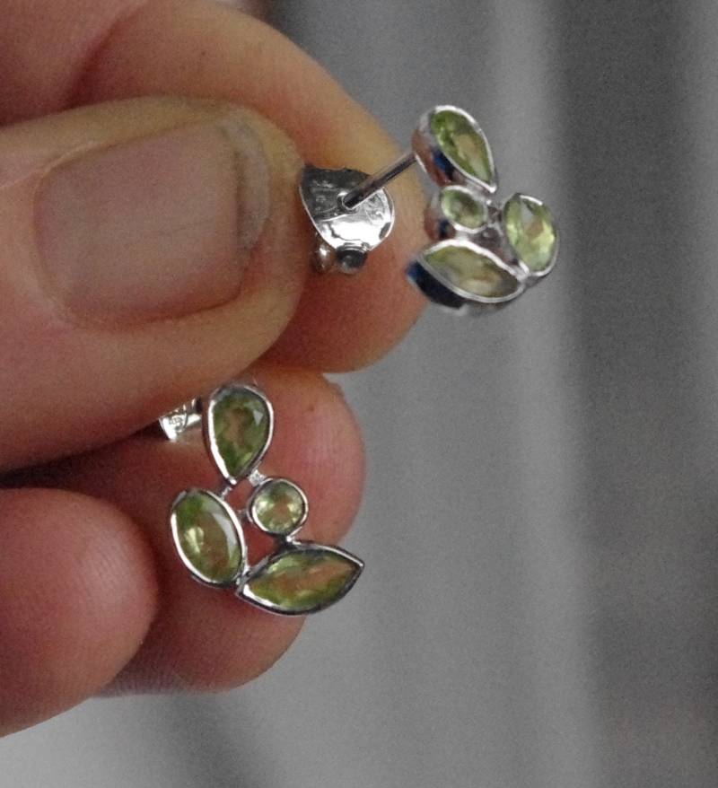 Natürliche Peridot Edelsteine in Handgearbeiteten Sterling Silber Ohrsteckern von SilknSparkles