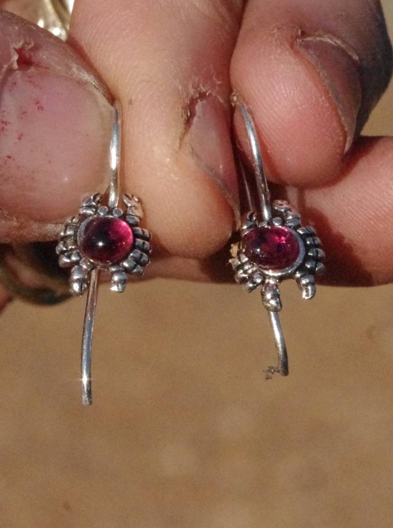 Natürliche Rhodolith Granate Auf Sterling Silber Ohrhaken Mit Spinnenmuster von SilknSparkles