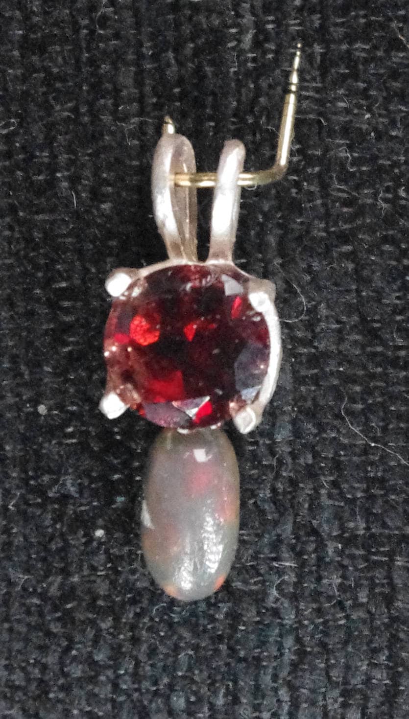 Natürliche Rote Hessionit Granat Und Opal in Sterling Silber Anhänger Natürliche Rote Hessionit Granat Und Opal in Sterling Silber Anhänger von SilknSparkles
