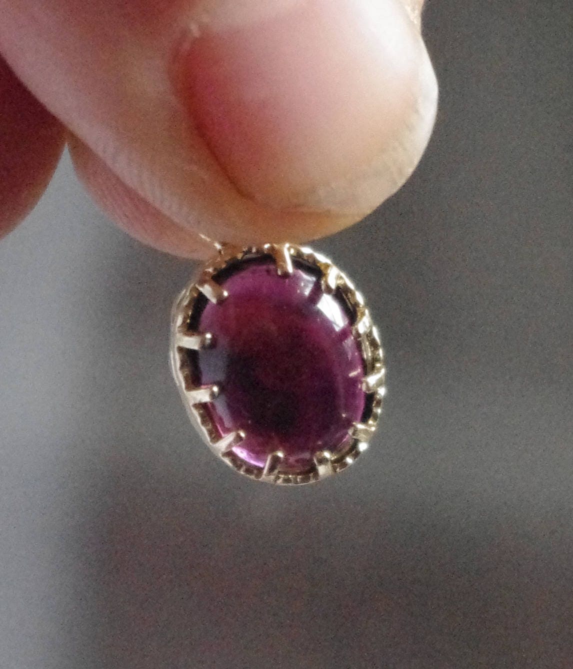 Natürliche Rote Rhodolith Granatcabochon in Gold Vergoldet Messing-Einstellung von SilknSparkles