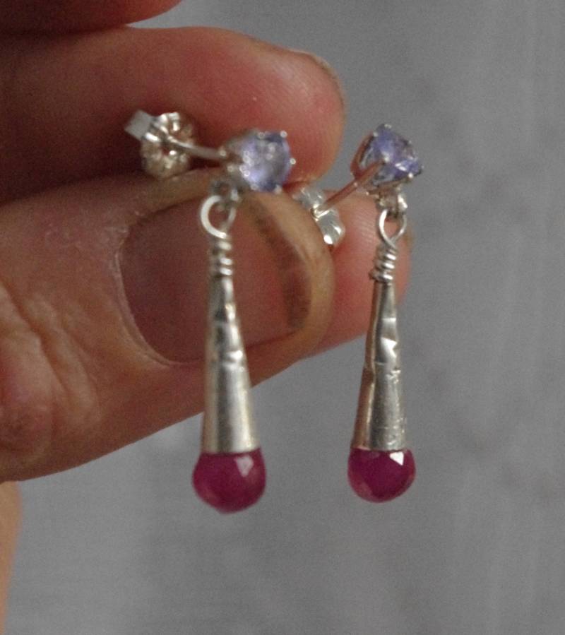 Natürliche Rubie Briolettes Und Tanzaniten in Sterling Silber Stammes-Einstellung Ohrringe von SilknSparkles