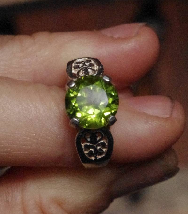 Natürliche Runde Peridot Auf Sterling Silberring von SilknSparkles