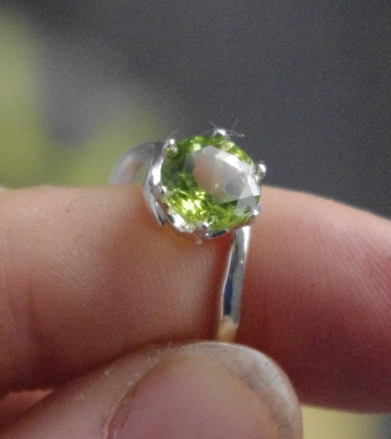 Natürliche Runde Peridot Auf Sterling Silberring von SilknSparkles