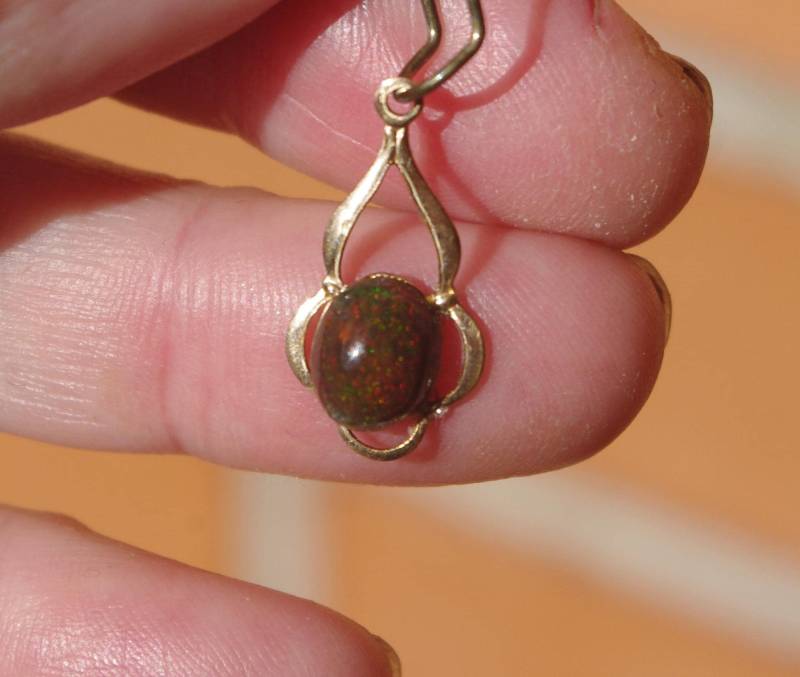 Natürlicher Dark Welo Opal in Einer Gold Fill Fassung von SilknSparkles