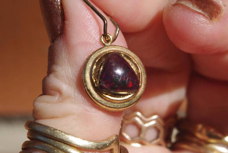 Natürlicher Dark Welo Red Flash Opal in Einer Gold Fill Fassung von SilknSparkles